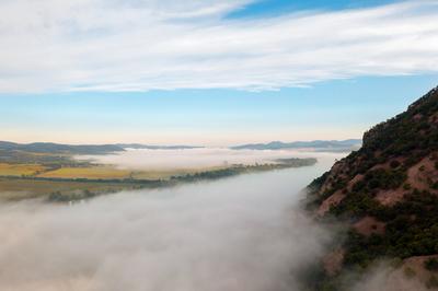 Foggy morning over the Danube river in Hugary-stock-foto