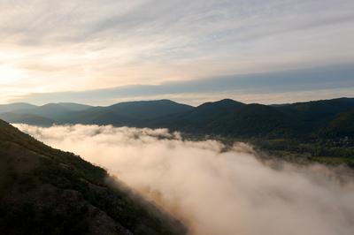 Foggy morning over the Danube river in Hugary-stock-foto