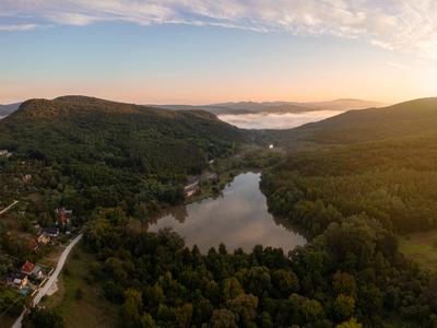 Foggy morning over the Danube river in Hugary-stock-foto