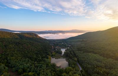 Foggy morning over the Danube river in Hugary-stock-foto