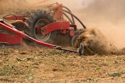 A farmer working on the field with a Horsch Pronto 4dc seeding drill.-stock-foto