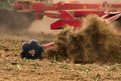 A farmer working on the field with a Horsch Pronto 4dc seeding drill.-stock-foto