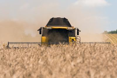 Farmers are harvesting with a New Holland CR9080 combine on a sunny day.-stock-foto