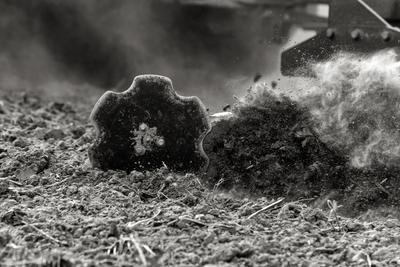 A farmer working on the field with a Horsch Pronto 4dc seeding drill. Black and white.-stock-foto