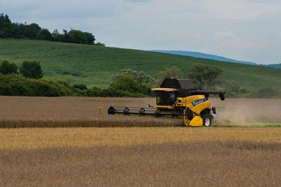 Farmers are harvesting with a New Holland CR9080 combine on a cloudy day.-stock-foto