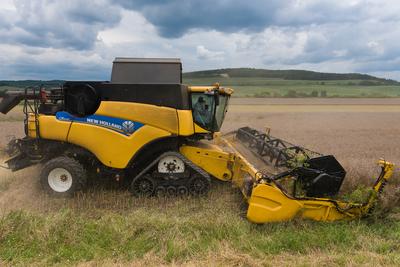 Farmers are harvesting with a New Holland CR9080 combine on a cloudy day.-stock-foto