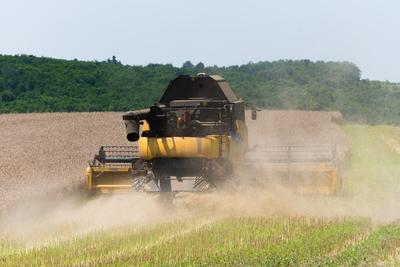 Farmers are harvesting with a New Holland CR9080 combine on a sunny day.-stock-foto