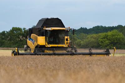 Farmers are harvesting with a New Holland CR9080 combine on a cloudy day.-stock-foto