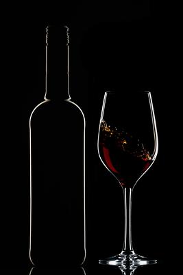 Red wine bottle and filled glass-stock-foto
