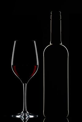 Red wine bottle and filled glass-stock-foto