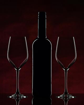 Red wine bottle and glasses-stock-foto