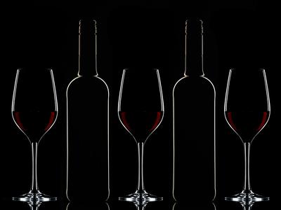 Red wine bottles and filled glasses-stock-foto