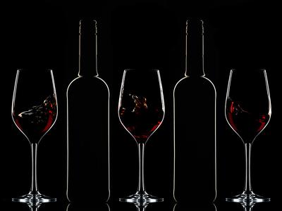 Red wine bottles and filled glasses-stock-foto