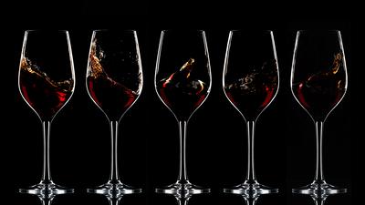 Red wine in glasses-stock-foto
