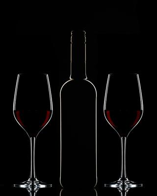 Red wine bottle and filled glass-stock-foto