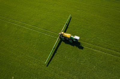 Mezőgazdasági permetezés-stock-foto