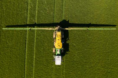mezőgazdasági permetezés-stock-foto