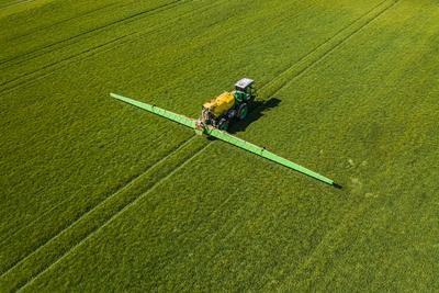 mezőgazdasági permetezés-stock-foto