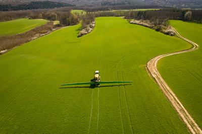 mezőgazdasági permetezés-stock-foto