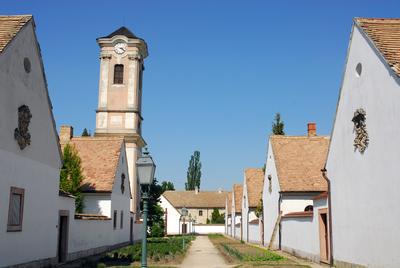 Utcarészlet a Majkpusztán lévő kamalduli remeteségben.-stock-foto