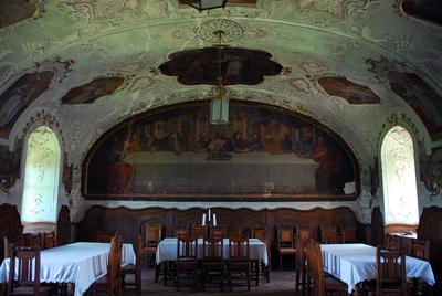 A kamalduli remeteség nagy épületében lévő ebédlő.-stock-foto