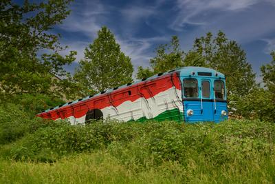 Földből előtörő metrókocsi-stock-foto
