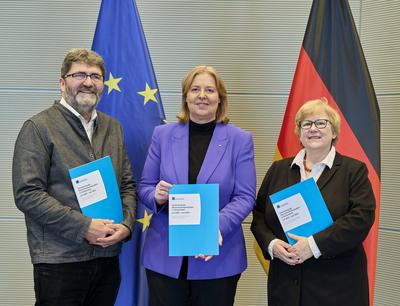 ?bergabe des Berichts zur Menschenrechtssituation an Bundestagspr?sidentin Bas-stock-foto