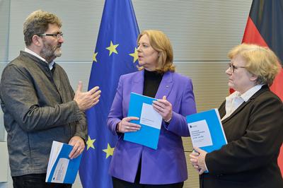 ?bergabe des Berichts zur Menschenrechtssituation an Bundestagspr?sidentin Bas-stock-foto
