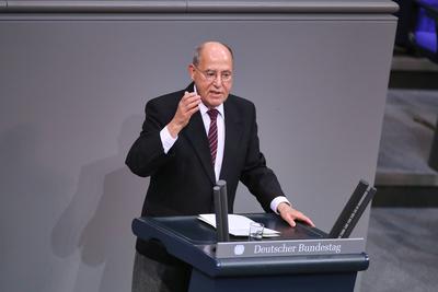 Berlin, Deutschland, 06.12.2024: Deutscher Bundestag: 204. Bundestagssitzung: Gregor Gysi, Linke *** Berlin, Germany, 06-stock-photo