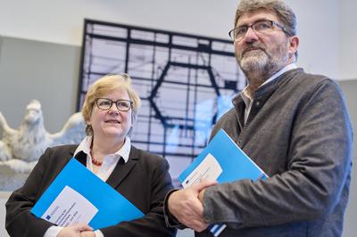 ?bergabe des Berichts zur Menschenrechtssituation an Bundestagspr?sidentin Bas-stock-foto