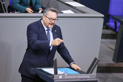 Berlin, Deutschland, 06.12.2024: Deutscher Bundestag: 204. Bundestagssitzung: Stefan Keuter, AfD *** Berlin, Germany, 06-stock-photo