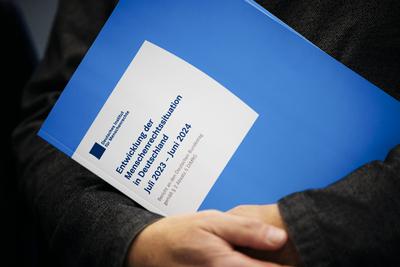 Uebergabe Menschenrechtssituationsbericht 2023/2024-stock-foto