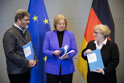 Uebergabe Menschenrechtssituationsbericht 2023/2024-stock-foto