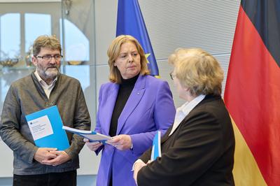 ?bergabe des Berichts zur Menschenrechtssituation an Bundestagspr?sidentin Bas-stock-foto
