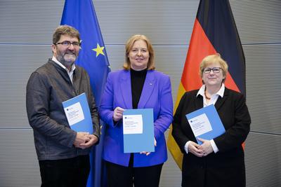 Uebergabe Menschenrechtssituationsbericht 2023/2024-stock-foto