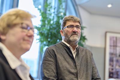 ?bergabe des Berichts zur Menschenrechtssituation an Bundestagspr?sidentin Bas-stock-foto