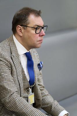 Oleksij Makejew verfolgt im Bundestag die aktuelle Debatte zum Ukrainekrieg-stock-photo