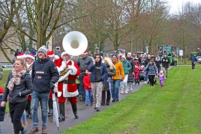 Traditionelle Landung des Nikolaus in Essen Nach der Landung des Nikolaus in einem Hubschrauber gab es einen Traktorkors-stock-foto