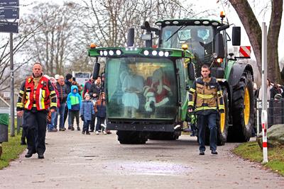 Traditionelle Landung des Nikolaus in Essen Nach der Landung des Nikolaus in einem Hubschrauber gab es einen Traktorkors-stock-foto