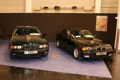 BMW 318i Cabrio (Baureihe E36, 3er, Baujahr 1998, rechts) und BMW 523i (5er, Baureihe E39, Baujahr 1996), 41. Classic &-stock-foto