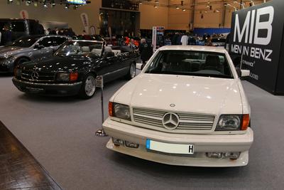 Mercedes-Benz 500 SEC Gullwing SGS Styling Garage (Baujahr 1984, Baureihe C126, S-Klasse Coupe, rechts) und Mercedes-Ben-stock-foto