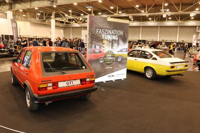 VW Golf GTI (Golf 1, Baujahr 1983, links) und Opel Kadett GT/E (Baujahr 1977), Faszination Tuning: VW vs. Opel Das Carst-stock-foto