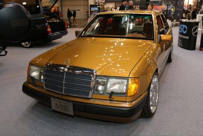 Mercedes-Benz 400E Projekt-Auto (Daimler Baureihe W124, Baujahr 1992, Farbe: Californian Rockhard Gold), 55. Essen Motor-stock-foto