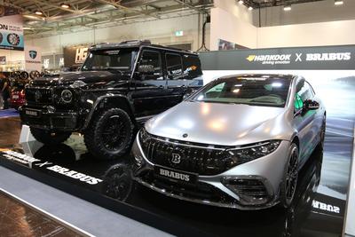 Brabus 800 4x4² Superblack (auf Basis Mercedes Benz AMG G63 4x4², G-Klasse Baureihe W463A, links) und Brabus Mercedes-stock-photo
