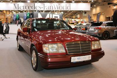 Mercedes-Benz E 200 Cabriolet (Cabrio mit Hardtop, Baujahr 1994, Daimler Baureihe A124, Farbe: Almandinrot Metallic / Ro-stock-foto