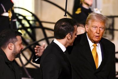 Emmanuel Macron accueille a l?Elysee Donald Trump et Volodymyr Zelensky-stock-photo