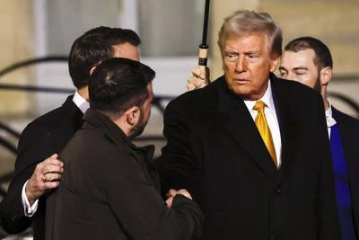 Emmanuel Macron accueille a l?Elysee Donald Trump et Volodymyr Zelensky-stock-photo