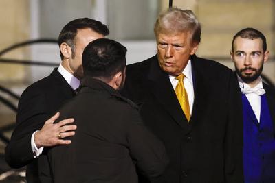 Emmanuel Macron accueille a l?Elysee Donald Trump et Volodymyr Zelensky-stock-photo