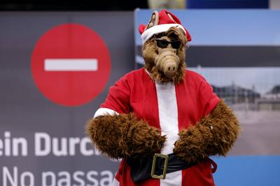 ALF als Weihnachtsmann-stock-foto