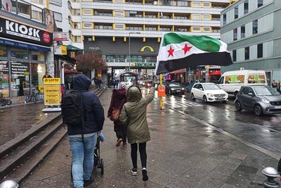 Berlin, Deutschland, 08.12.2024: Kottbusser Tor, Kreuzberg: Syrer in Deutschland feiern den Sturz von Assad in Syrien **-stock-photo